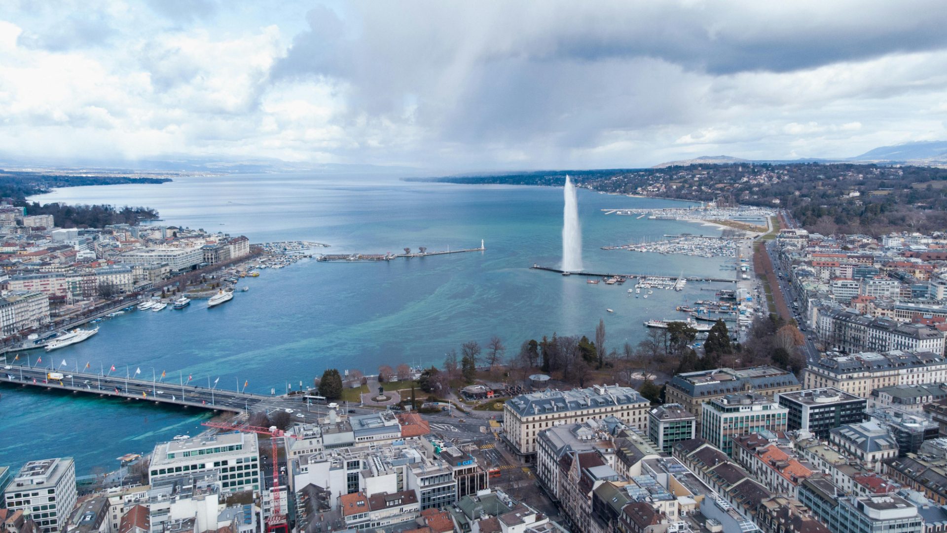 Vue aérienne de Genève, du Jet d'eau et de la rade depuis le ciel