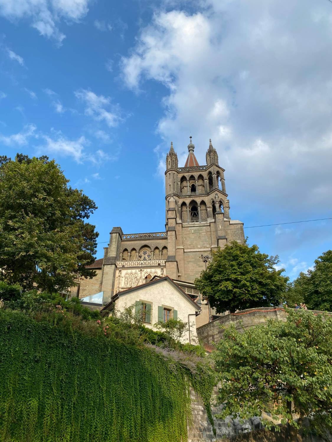 Cathédrale de Lausanne dans le ciel bleu de Romandie
