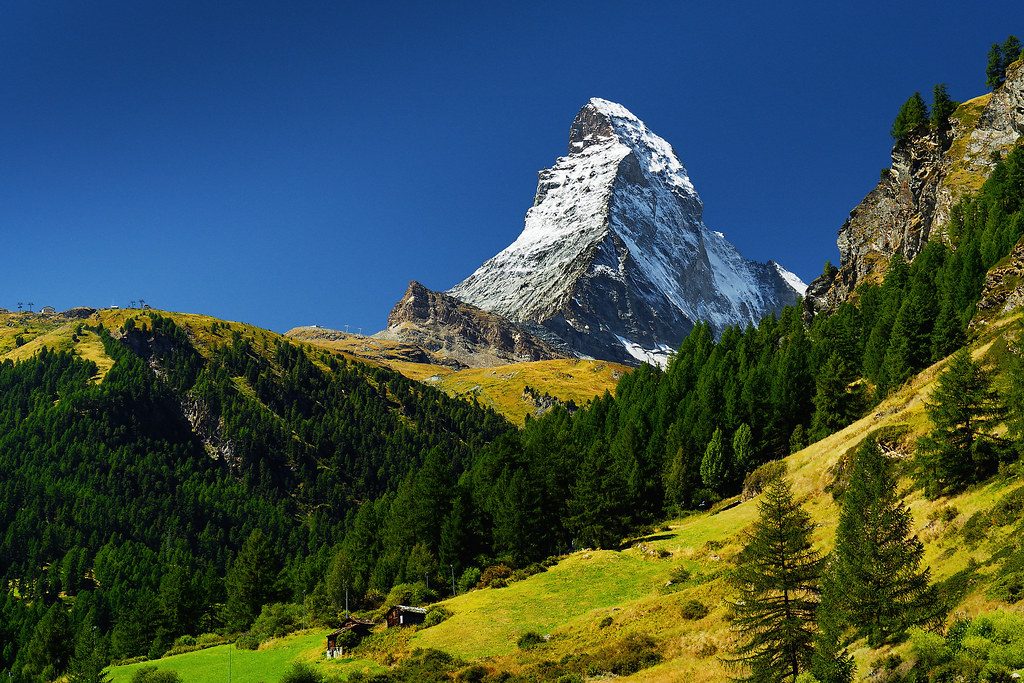 Cervin enneigé surplombant les forêts alpines de Zermatt